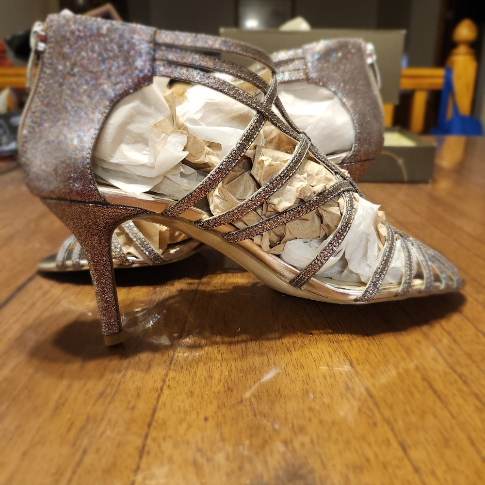 Enzo Angiolini Silver Glitter Heels 8.5 👠 3" Heels👠😍